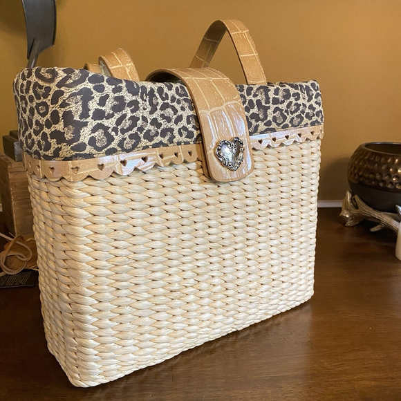 XOXO Straw Bag W/Leather Accent Heart Cutout Classic Trendy Travel BeachFun 12” - Picture 4 of 14